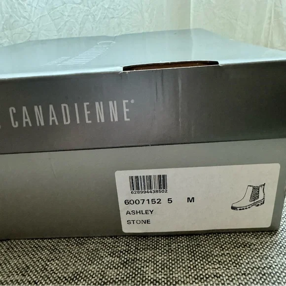 La Canadienne Ashley Boots in Stone Oiled Suede - Picture 9 of 9